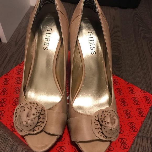 Guess size 7 heels - Picture 2 of 4